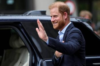 El pr&iacute;ncipe Harry llega a casa de su padre, Carlos III, en su primer encuentro desde 2024