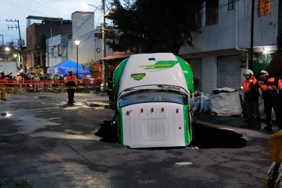 Cami&oacute;n repartidor de Jarritos cae en socav&oacute;n en Iztapalapa