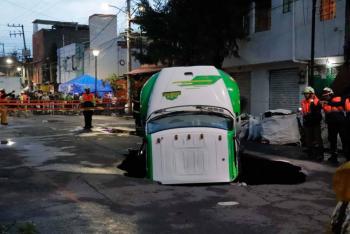 Cami&oacute;n repartidor de Jarritos cae en socav&oacute;n en Iztapalapa