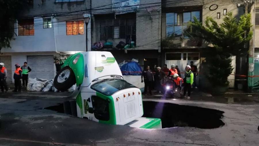 Socav&oacute;n en Iztapalapa Crece y se Acerca a Casas: Revelan Causa del Hoyo al que Cay&oacute; un Cami&oacute;n