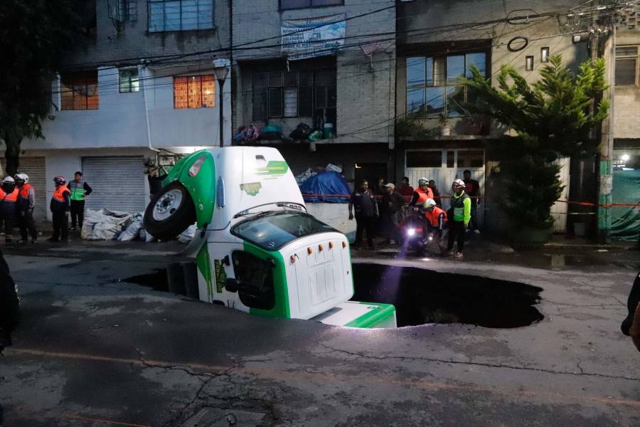 Socav&oacute;n en Iztapalapa se intensifica tras lluvias; evacuan tres viviendas