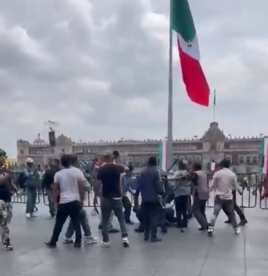 Ambulantes agreden a personal del GCDMX al intentar impedirles ingreso al Zócalo a realizar su vendimia