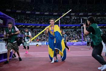 Duplantis logra su tercer oro mundial seguido y eleva su r&eacute;cord a 6,30 m