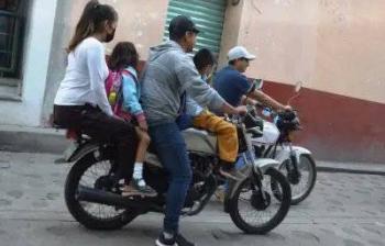 Proponen medidas de seguridad para motociclistas en la Ley General de Movilidad; que no lleven m&aacute;s pasajeros que los que indica la NOM