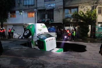 Socav&oacute;n en Iztapalapa se intensifica tras lluvias; evacuan tres viviendas