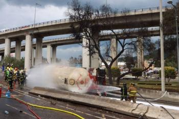 Dictamen revela que pipa de gas choc&oacute; dos veces contra vallas y volc&oacute;