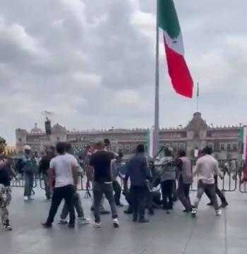 Ambulantes agreden a personal del GCDMX al intentar impedirles ingreso al Z&oacute;calo a realizar su vendimia