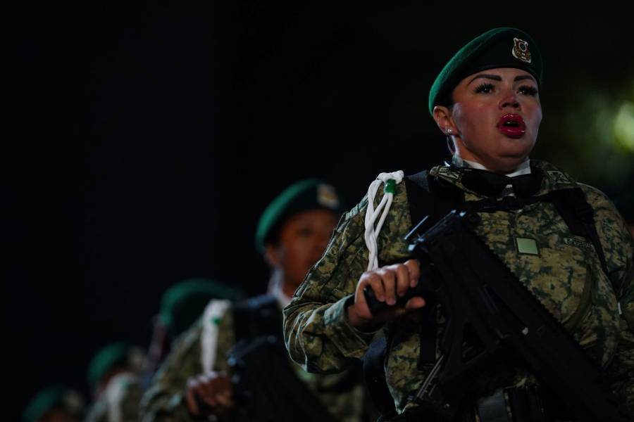 Multitud se concentra en el Centro Histórico para el desfile del 16 de septiembre