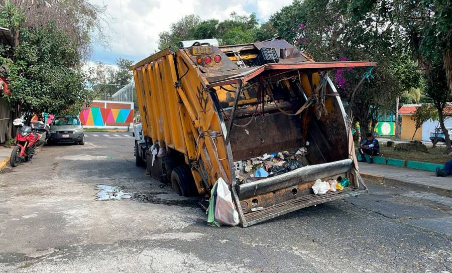 Otro socavón en CDMX: camión de basura se hunde en Gustavo A. Madero