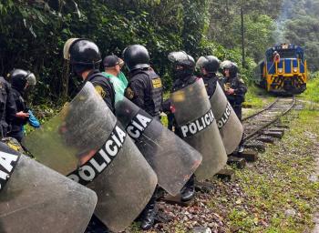 Evac&uacute;an a 1.400 turistas varados por protestas en Machu Picchu