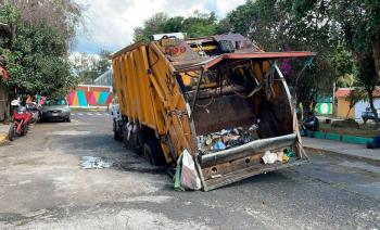 Otro socav&oacute;n en CDMX: cami&oacute;n de basura se hunde en Gustavo A. Madero