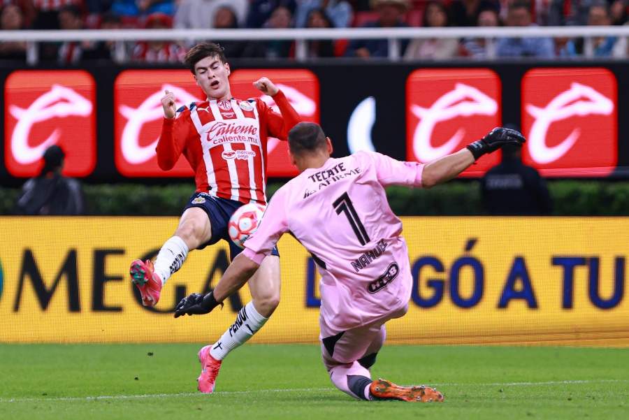 Chivas y Tigres empatan sin goles en duelo pendiente bajo intensa lluvia en Guadalajara
