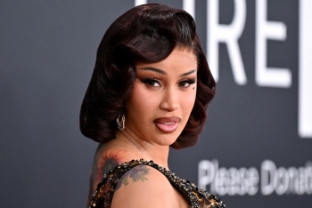 Cardi B anuncia que espera un hijo con el futbolista Stefon Diggs