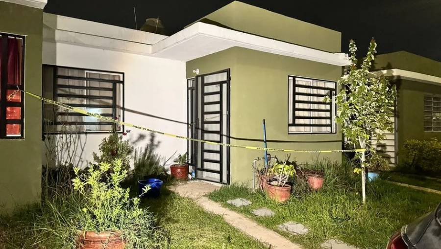 Hallan cadáver de mujer envuelto en plástico y cal en el patio de su casa en Tlajomulco
