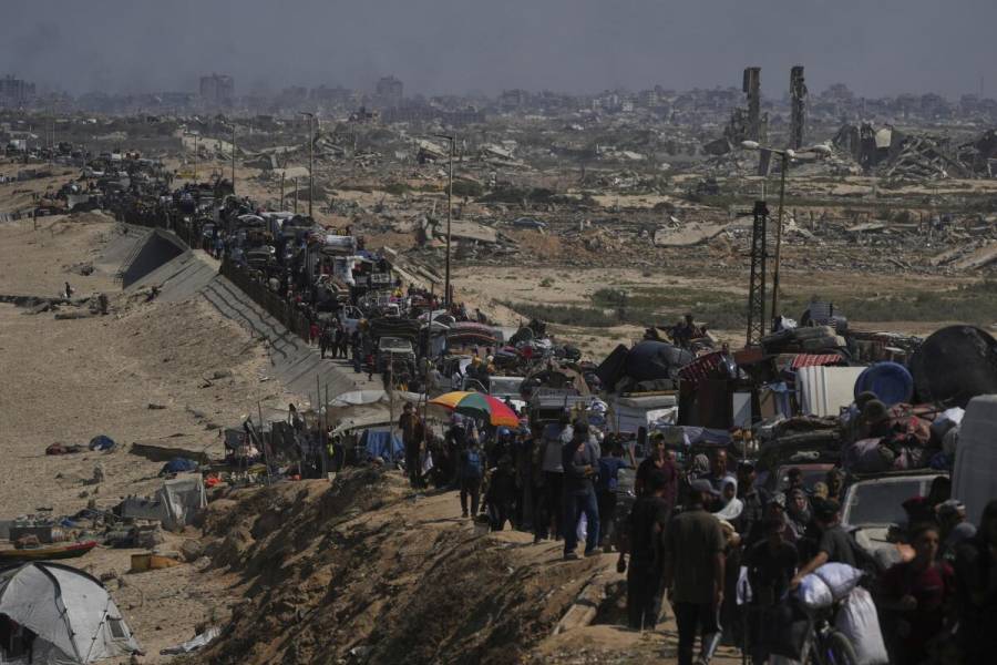 Los palestinos huyen en masa de Ciudad de Gaza, ante ataques israel&iacute;es