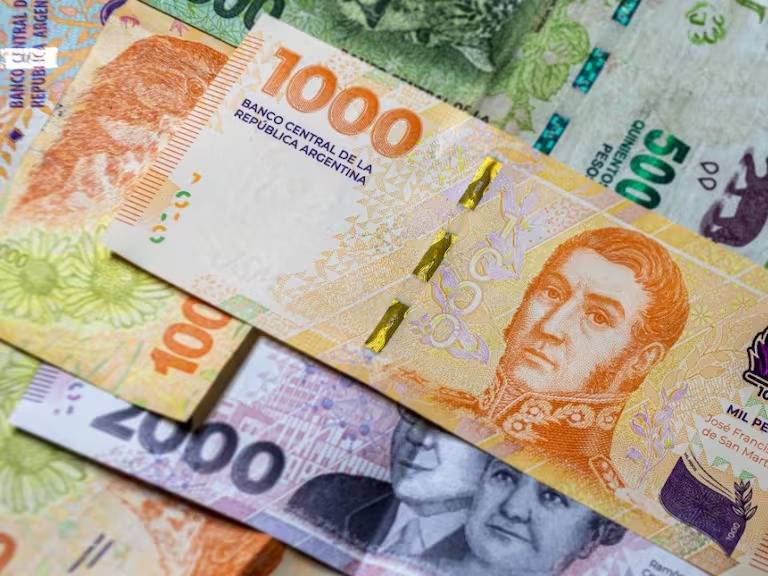 Javier Milei enfrenta fuga de capitales y riesgo de hiperinflaci&oacute;n ante crisis del peso argentino