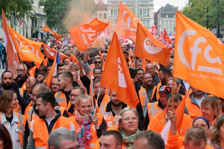Cientos de miles protestan en Francia contra austeridad y recortes presupuestarios del gobierno