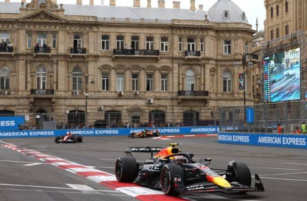 Verstappen gana en Azerbaiy&aacute;n; Piastri abandona