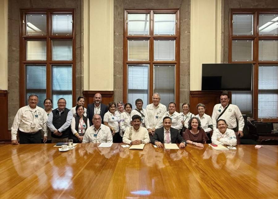 Ministras y ministros pasan y escuchan demandas de jubilados del IMSS que se manifestaban frente a SCJN