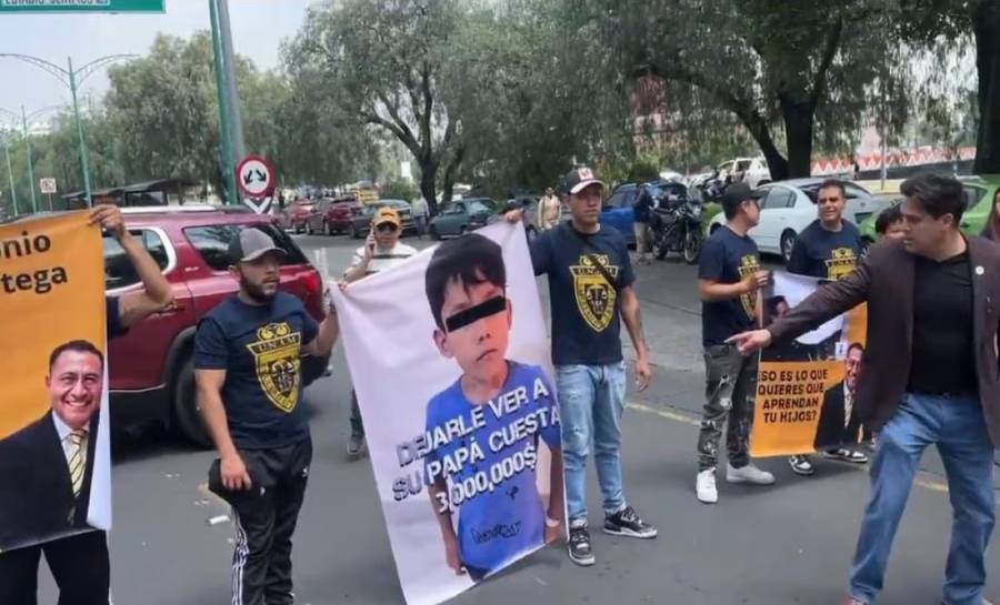 Bloqueo en Rector&iacute;a de Ciudad Universitaria paraliza Insurgentes y afecta servicio del Metrob&uacute;s