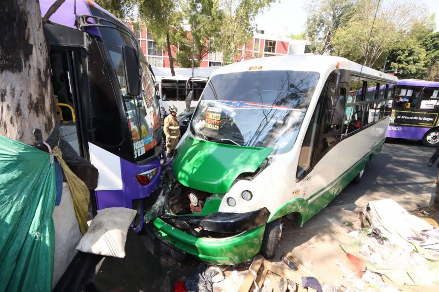 Choque en Miguel Ángel de Quevedo provoca fuerte congestión vial en Coyoacán