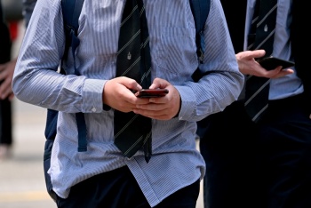 WhatsApp y Twitch figuran entre plataformas que podr&iacute;an ser vedadas para menores en Australia