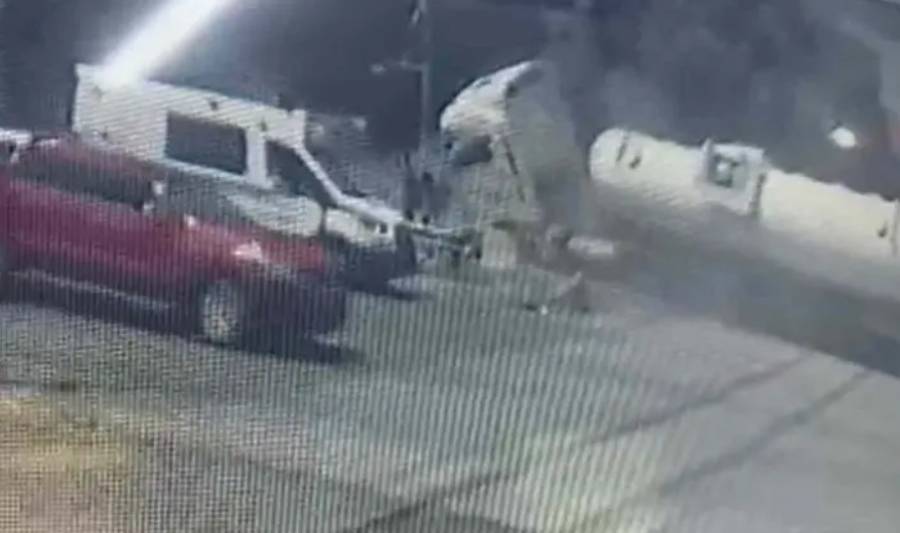 Momento Exacto en Que Tren Embiste a Pipa con Hipoclorito en V&iacute;a Morelos, Ecatepec