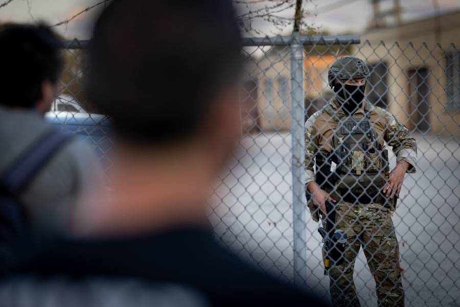 Varios heridos en tiroteo en centro de detención de migrantes en EEUU
