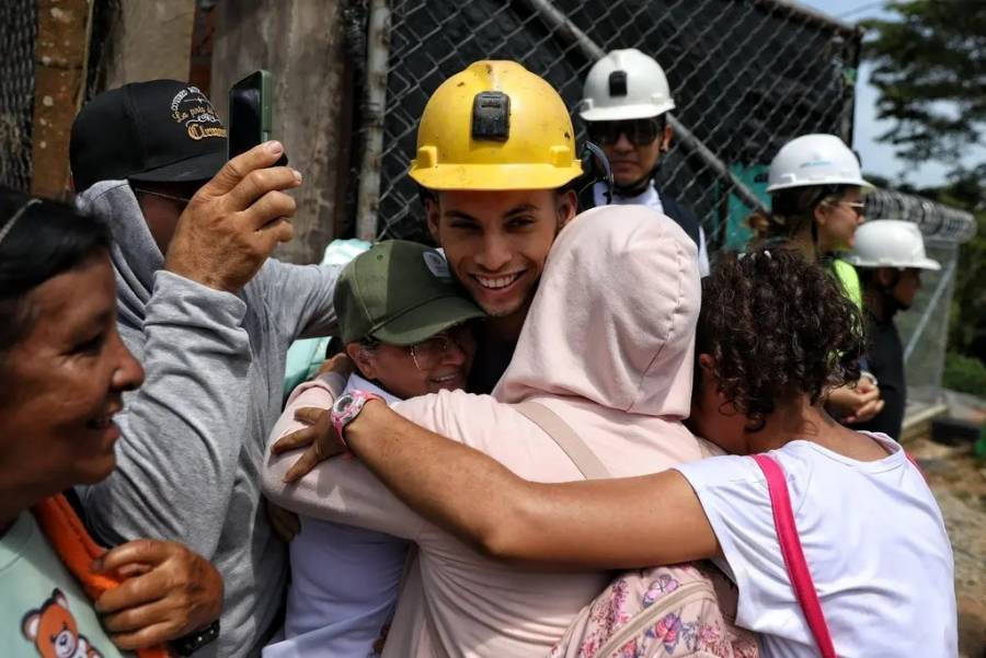 Rescatan con vida a 23 trabajadores tras 43 horas atrapados en mina de oro en Colombia