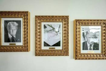 Trump retira retrato de Biden y lo reemplaza por imagen de “pluma autom&aacute;tica” en la Casa Blanca