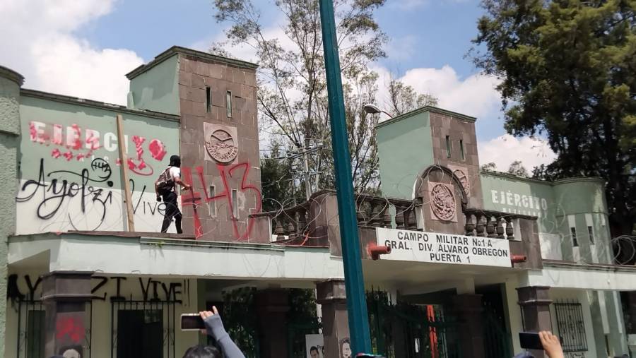 Normalistas de Ayotzinapa vandalizan Campo Militar 1 A: incendian camión y lanzan petardos
