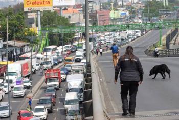 Choferes del transporte p&uacute;blico exigen seguridad y bloquean Calzada Ignacio Zaragoza