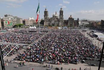 Brugada arranca Mercomuna con entrega de vales en el Z&oacute;calo