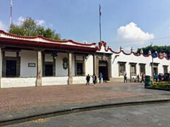 Bloqueo en R&iacute;o Churubusco por reclamos laborales de trabajadores en Coyoac&aacute;n