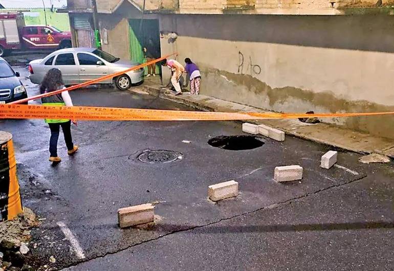 Socavón y anegaciones en Iztapalapa tras intensas lluvias en la CDMX