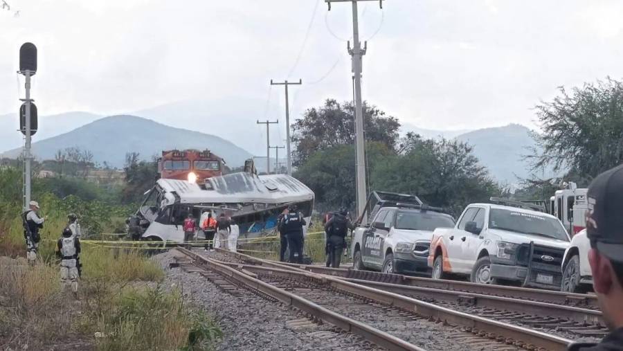 Choque entre tren y autobús en Comonfort deja al menos 5 muertos y varios lesionados