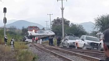Choque entre tren y autob&uacute;s en Comonfort deja al menos 5 muertos y varios lesionados