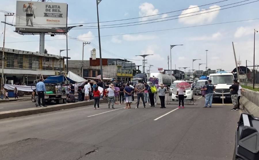 Bloqueo en Calzada Ignacio Zaragoza por comerciantes afectados por inundaciones