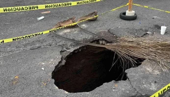 Mujer Cae en Socav&oacute;n en San Juan Bosco, Guadalajara; As&iacute; Fue Rescatada por Vecinos