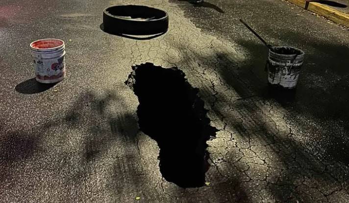 Patrulla Cae en Socav&oacute;n en la CDMX: As&iacute; Luce el Enorme Agujero en Iztapalapa