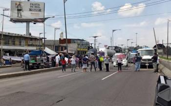 Bloqueo en Calzada Ignacio Zaragoza por comerciantes afectados por inundaciones