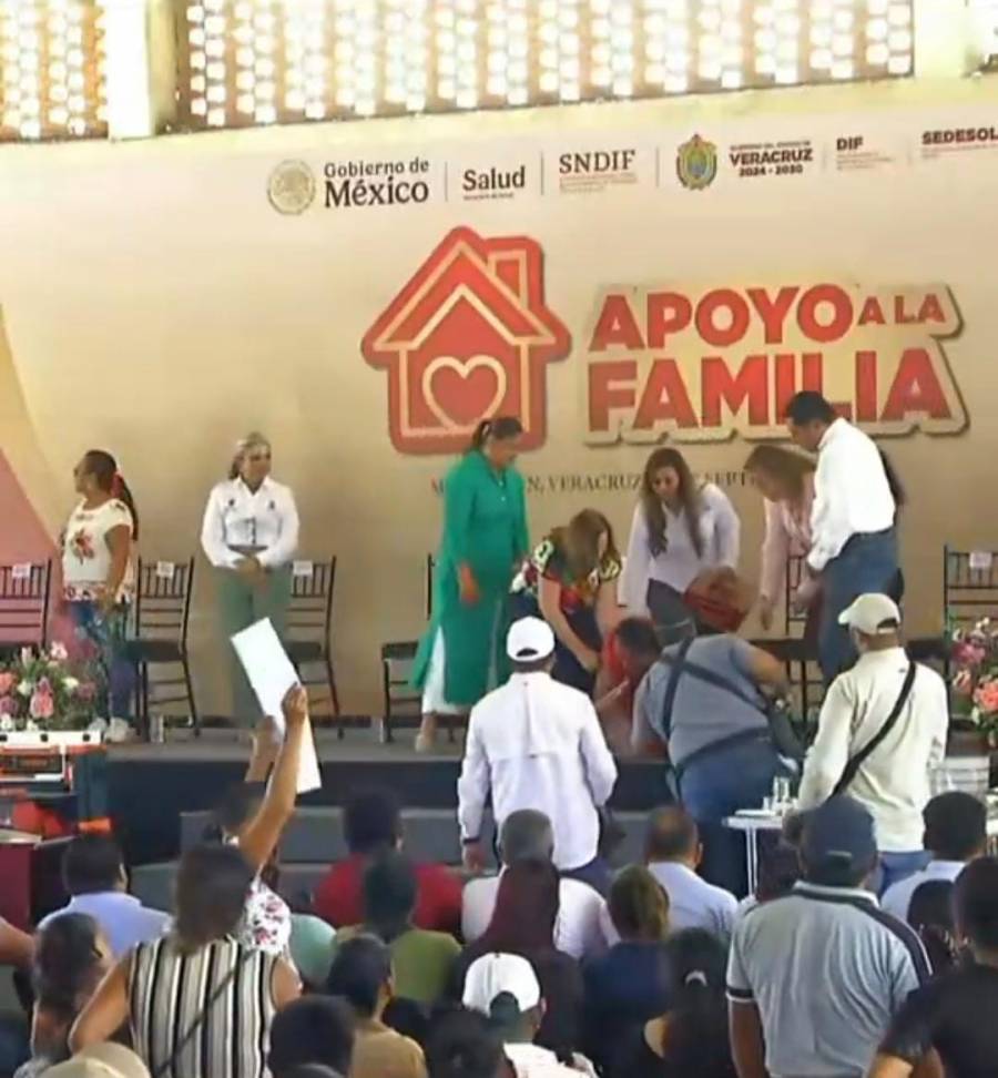 Madre exige justicia por presunta violación de su hija en escuela de Veracruz durante evento con Rocío Nahle