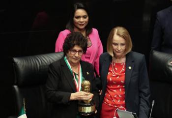 Senado concede el Premio Rosario Castellanos a la escritora Silvia Molina