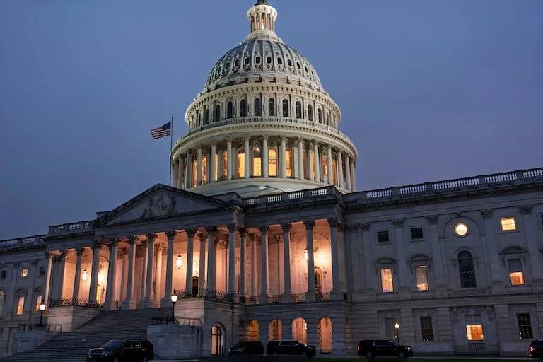 Congreso de EE.UU. provoca cierre del Gobierno por disputa sobre subsidios del Obamacare