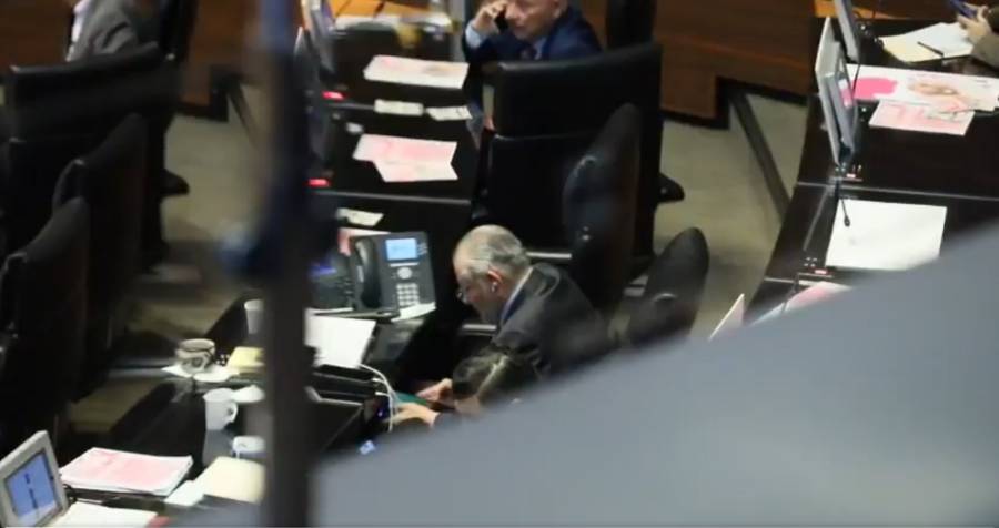 Senador Adán Augusto López es captado viendo partido de Champions League durante comparecencia sobre déficit fiscal y Pemex
