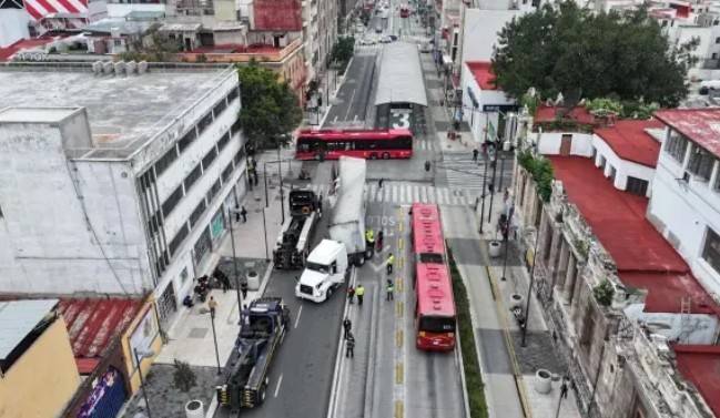 ¿Qu&eacute; Pas&oacute; en Balderas Hoy? Caja de Tr&aacute;iler se Parti&oacute; en la Zona Centro de CDMX