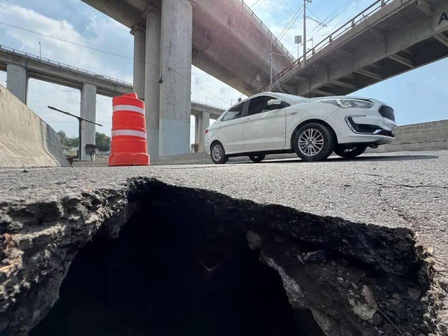 Se abre socavón en Puente de la Concordia, cerca de zona de explosión de pipa