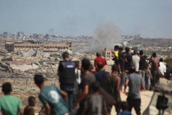 Israel bombardea Gaza mientras Ham&aacute;s sigue analizando el plan de paz de Trump