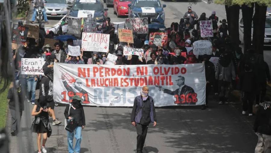 Enfrentamiento en Toluca durante marcha del 2 de octubre: encapsulan a encapuchados para proteger ferias culturales