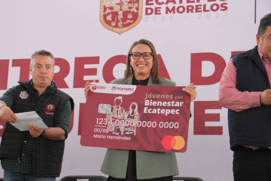 Azucena Cisneros entrega becas de transporte a universitarios de Ecatepec
